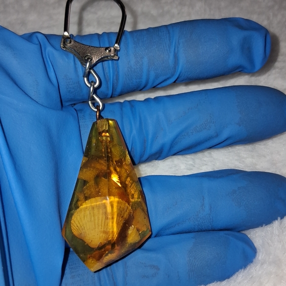 Amber Resin Shell Keychain - Picture 2 of 3